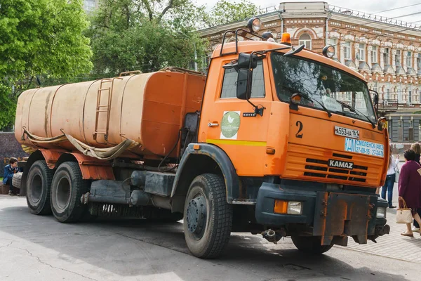 Rostov-on-Don / Rusya - Mayıs 2018: turuncu Kamaz kamyon şehrin sokak üzerinde yol blokları