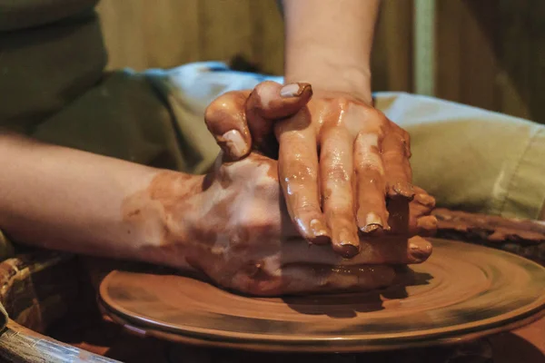Делать Грязные Руки Глины Керамической Мастерской — стоковое фото