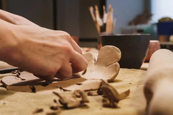 Fare Mani Sporche Argilla Grezza Laboratorio Ceramica — Foto Stock