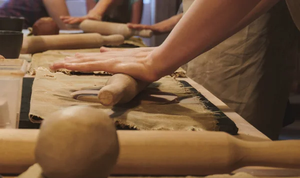 Fare Mani Sporche Argilla Grezza Laboratorio Ceramica — Foto Stock