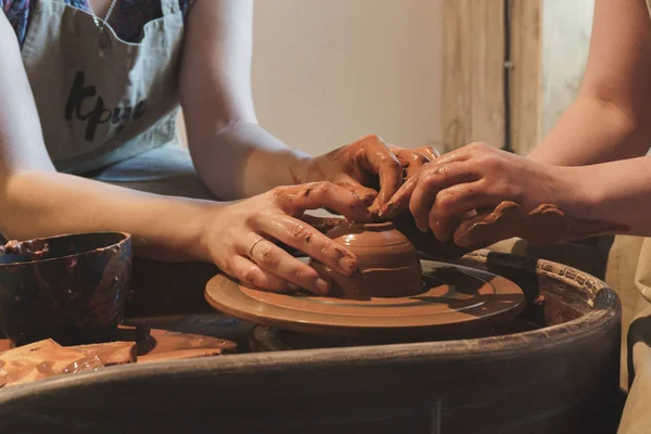 Делать Грязные Руки Глины Керамической Мастерской — стоковое фото