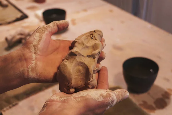 Fare Mani Sporche Argilla Grezza Laboratorio Ceramica — Foto Stock