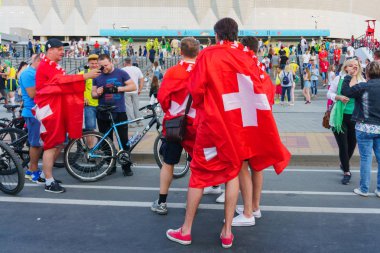 Rostov-on-Don / Rusya - 17 Haziran 2018: Rusya, Brezilya ve İsviçre Rostov-on-Don'den hayranları FIFA Dünya Kupası 2018 maçtan önce yürüyüş