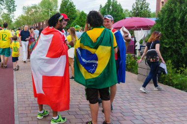 Rostov-on-Don / Rusya - 17 Haziran 2018: Rusya, Brezilya ve İsviçre Rostov-on-Don'den hayranları FIFA Dünya Kupası 2018 maçtan önce yürüyüş