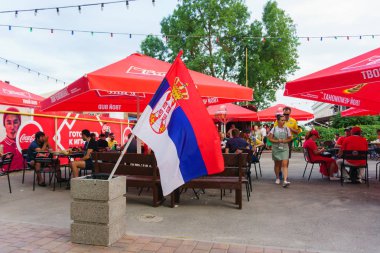 Rostov-on-Don / Rusya - 17 Haziran 2018: Sırbistan bayrağı uzun bayrak direği üzerinde çöp konteyner bir sokak kafe yakınındaki bir futbol maçı sırasında yüklenir