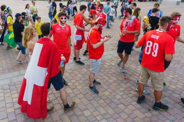 Rostov-on-Don / Rusya - 17 Haziran 2018: Rusya, Brezilya ve İsviçre Rostov-on-Don'den hayranları FIFA Dünya Kupası 2018 maçtan önce yürüyüş