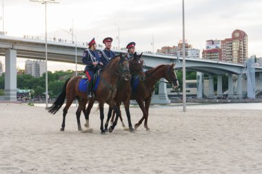 Rostov-on-Don / Rusya - 17 Haziran 2018: Don Cossacks mavi kahverengi ata binme Tekdüzen futbol maçları sırasında görevde olan