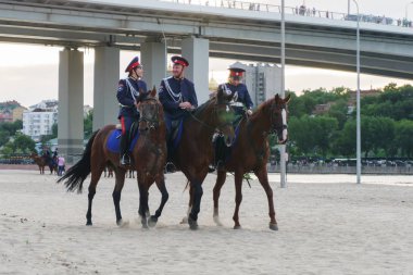 Rostov-on-Don / Rusya - 17 Haziran 2018: Don Cossacks mavi kahverengi ata binme Tekdüzen futbol maçları sırasında görevde olan
