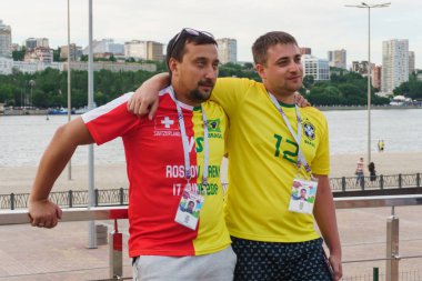 Rostov-on-Don / Rusya - 17 Haziran 2018: Rusya, Brezilya ve İsviçre Rostov-on-Don'den hayranları FIFA Dünya Kupası 2018 maçtan önce yürüyüş