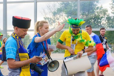 Rostov-on-Don / Rusya - 17 Haziran 2018: Rusya, Brezilya ve İsviçre Rostov-on-Don'den hayranları FIFA Dünya Kupası 2018 maçtan önce yürüyüş