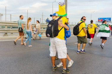 Rostov-on-Don / Rusya - 17 Haziran 2018: Rusya, Brezilya ve İsviçre Rostov-on-Don'den hayranları FIFA Dünya Kupası 2018 maçtan önce yürüyüş