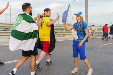 Rostov-on-Don / Rusya - 17 Haziran 2018: Rusya, Brezilya ve İsviçre Rostov-on-Don'den hayranları FIFA Dünya Kupası 2018 maçtan önce yürüyüş