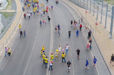 Rostov-on-Don / Rusya - 17 Haziran 2018: Rusya, Brezilya ve İsviçre Rostov-on-Don'den hayranları FIFA Dünya Kupası 2018 maçtan önce yürüyüş