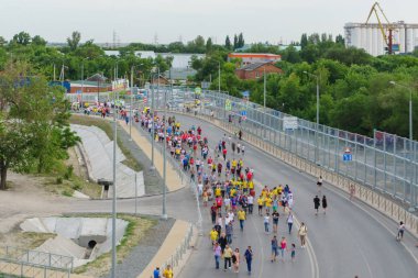 Rostov-on-Don / Rusya - 17 Haziran 2018: Rusya, Brezilya ve İsviçre Rostov-on-Don'den hayranları FIFA Dünya Kupası 2018 maçtan önce yürüyüş