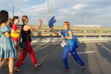 Rostov-on-Don / Rusya - 17 Haziran 2018: Rusya, Brezilya ve İsviçre Rostov-on-Don'den hayranları FIFA Dünya Kupası 2018 maçtan önce yürüyüş
