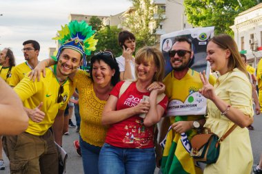 Rostov-on-Don / Rusya - 17 Haziran 2018: Rusya, Brezilya ve İsviçre Rostov-on-Don'den hayranları FIFA Dünya Kupası 2018 maçtan önce yürüyüş