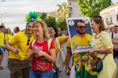 Rostov-on-Don / Rusya - 17 Haziran 2018: Rusya, Brezilya ve İsviçre Rostov-on-Don'den hayranları FIFA Dünya Kupası 2018 maçtan önce yürüyüş