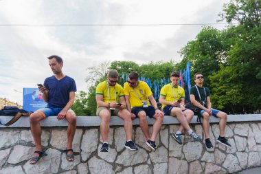 Rostov-on-Don / Rusya - 17 Haziran 2018: Rusya, Brezilya ve İsviçre Rostov-on-Don'den hayranları FIFA Dünya Kupası 2018 maçtan önce yürüyüş