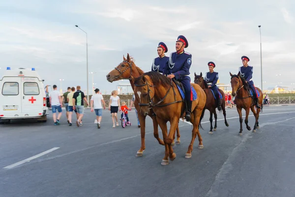 Rostov-on-Don / Rusya - 17 Haziran 2018: Don Cossacks mavi kahverengi ata binme Tekdüzen futbol maçları sırasında görevde olan