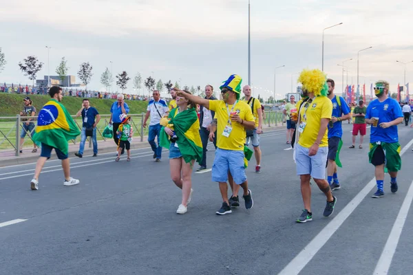 Rostov-on-Don / Rusya - 17 Haziran 2018: Rusya, Brezilya ve İsviçre Rostov-on-Don'den hayranları FIFA Dünya Kupası 2018 maçtan önce yürüyüş