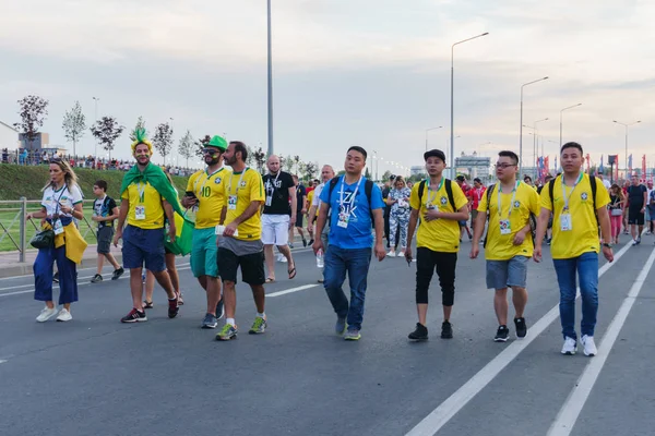 Rostov-on-Don / Rusya - 17 Haziran 2018: Rusya, Brezilya ve İsviçre Rostov-on-Don'den hayranları FIFA Dünya Kupası 2018 maçtan önce yürüyüş