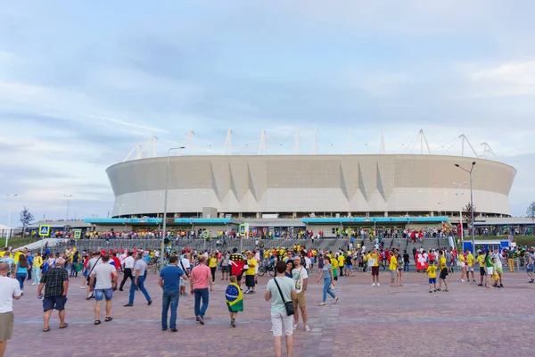 Rostov-on-Don / Rusya - 17 Haziran 2018: Rusya, Brezilya ve İsviçre Rostov-on-Don'den hayranları FIFA Dünya Kupası 2018 maçtan önce yürüyüş