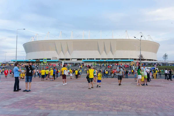 Rostov-on-Don / Rusya - 17 Haziran 2018: Rusya, Brezilya ve İsviçre Rostov-on-Don'den hayranları FIFA Dünya Kupası 2018 maçtan önce yürüyüş