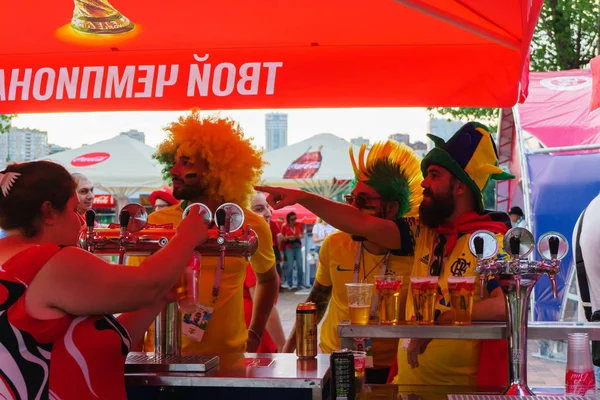 Rostov-on-Don / Rusya - 17 Haziran 2018: Rusya, Brezilya ve İsviçre Rostov-on-Don'den hayranları FIFA Dünya Kupası 2018 maçtan önce yürüyüş