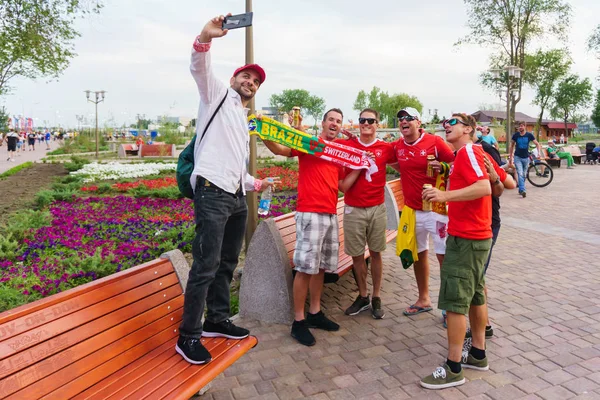 Rostov-on-Don / Rusya - 17 Haziran 2018: Rusya, Brezilya ve İsviçre Rostov-on-Don'den hayranları FIFA Dünya Kupası 2018 maçtan önce yürüyüş