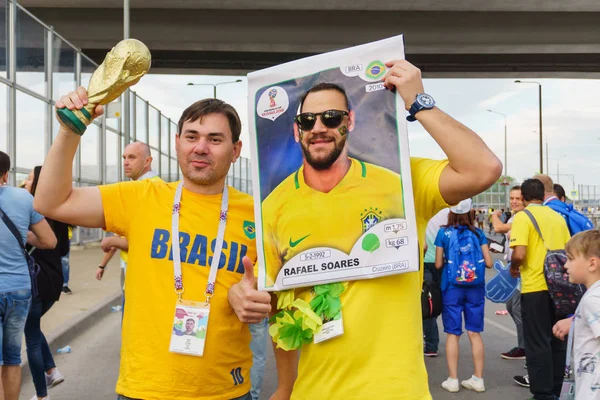 Rostov-on-Don / Rusya - 17 Haziran 2018: Rusya, Brezilya ve İsviçre Rostov-on-Don'den hayranları FIFA Dünya Kupası 2018 maçtan önce yürüyüş