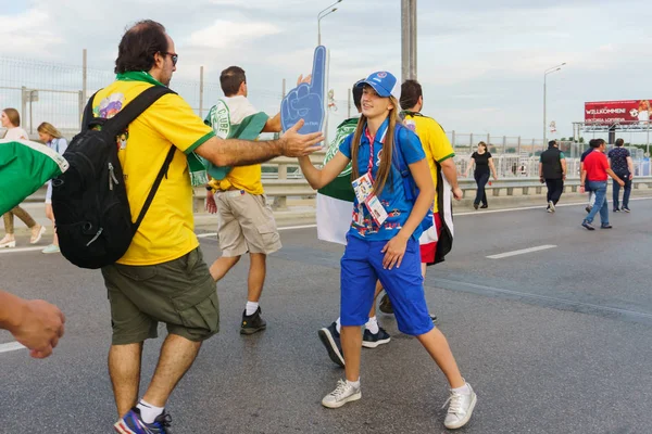 Rostov-on-Don / Rusya - 17 Haziran 2018: Rusya, Brezilya ve İsviçre Rostov-on-Don'den hayranları FIFA Dünya Kupası 2018 maçtan önce yürüyüş