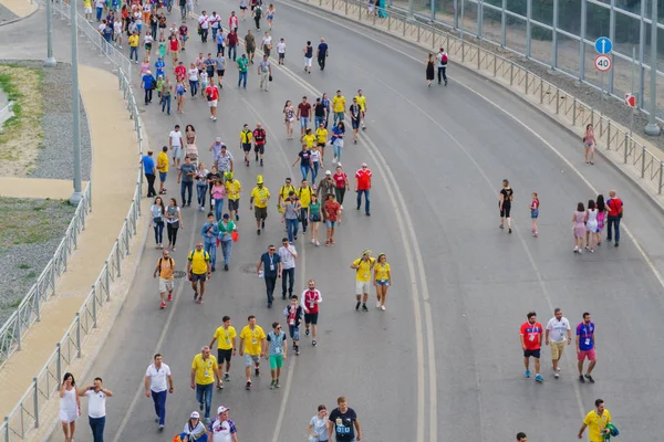 Rostov-on-Don / Rusya - 17 Haziran 2018: Rusya, Brezilya ve İsviçre Rostov-on-Don'den hayranları FIFA Dünya Kupası 2018 maçtan önce yürüyüş
