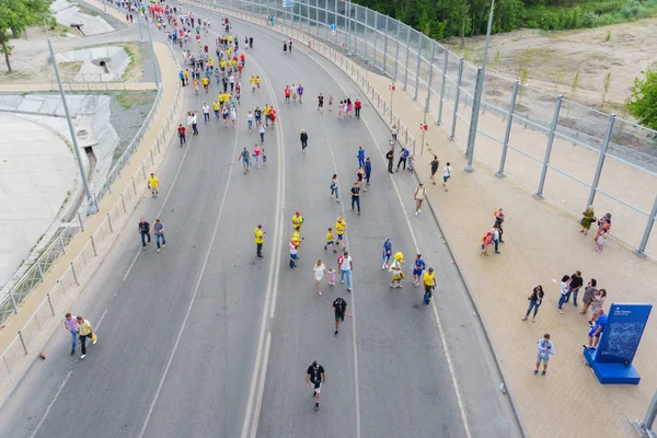 Rostov-on-Don / Rusya - 17 Haziran 2018: Rusya, Brezilya ve İsviçre Rostov-on-Don'den hayranları FIFA Dünya Kupası 2018 maçtan önce yürüyüş