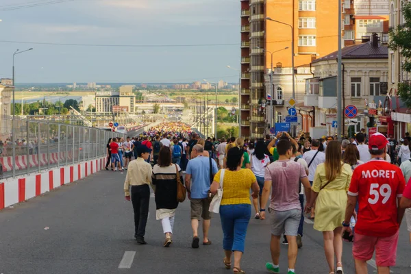 Rostov-on-Don / Rusya - 17 Haziran 2018: Rusya, Brezilya ve İsviçre Rostov-on-Don'den hayranları FIFA Dünya Kupası 2018 maçtan önce yürüyüş