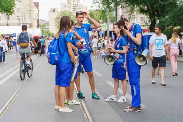 Rostov-on-Don / Rusya - 17 Haziran 2018: mavi beyaz elbiseli gönüllü FIFA Dünya Kupası 2018 futbol oyun başlamadan sırasında fanlar selamlıyorum