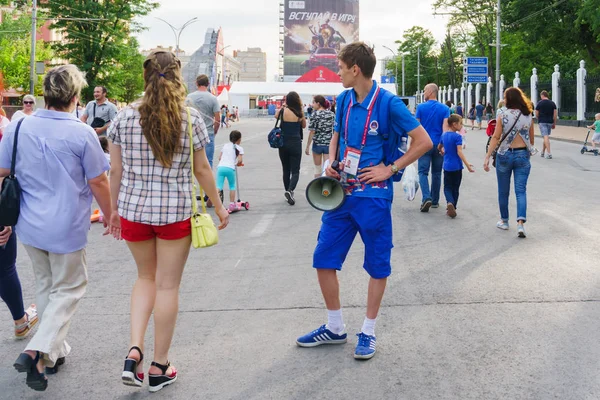 Rostov-on-Don / Rusya - 17 Haziran 2018: mavi beyaz elbiseli gönüllü FIFA Dünya Kupası 2018 futbol oyun başlamadan sırasında fanlar selamlıyorum