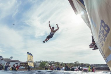 Rostov-on-Don / Rusya - Nisan 2018: organize takım ahşap yapılar ile zor arazi engelleri ile kum üzerinde çalıştırmak