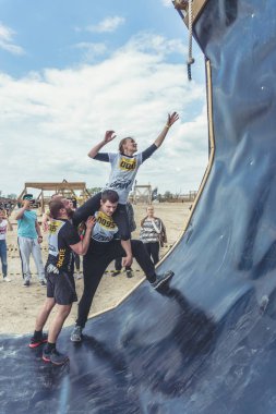 Rostov-on-Don / Rusya - Nisan 2018: organize takım ahşap yapılar ile zor arazi engelleri ile kum üzerinde çalıştırmak