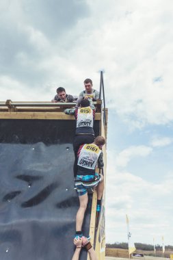 Rostov-on-Don / Rusya - Nisan 2018: organize takım ahşap yapılar ile zor arazi engelleri ile kum üzerinde çalıştırmak