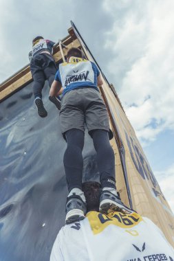 Rostov-on-Don / Rusya - Nisan 2018: organize takım ahşap yapılar ile zor arazi engelleri ile kum üzerinde çalıştırmak