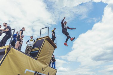 Rostov-on-Don / Rusya - Nisan 2018: organize takım ahşap yapılar ile zor arazi engelleri ile kum üzerinde çalıştırmak