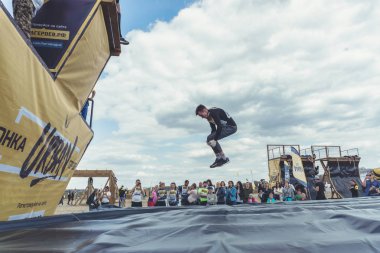 Rostov-on-Don / Rusya - Nisan 2018: organize takım ahşap yapılar ile zor arazi engelleri ile kum üzerinde çalıştırmak