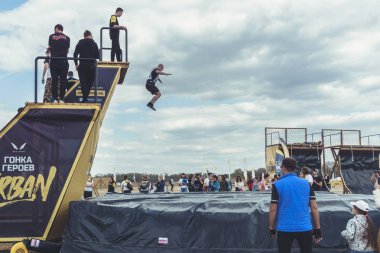 Rostov-on-Don / Rusya - Nisan 2018: organize takım ahşap yapılar ile zor arazi engelleri ile kum üzerinde çalıştırmak