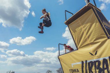 Rostov-on-Don / Rusya - Nisan 2018: organize takım ahşap yapılar ile zor arazi engelleri ile kum üzerinde çalıştırmak