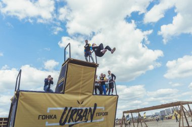 Rostov-on-Don / Rusya - Nisan 2018: organize takım ahşap yapılar ile zor arazi engelleri ile kum üzerinde çalıştırmak