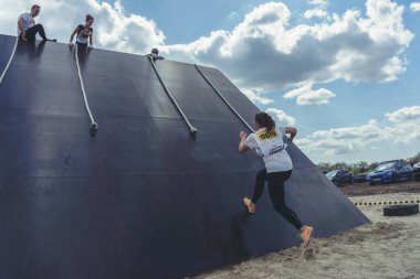 Rostov-on-Don / Rusya - Nisan 2018: organize takım ahşap yapılar ile zor arazi engelleri ile kum üzerinde çalıştırmak