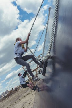 Rostov-on-Don / Rusya - Nisan 2018: organize takım ahşap yapılar ile zor arazi engelleri ile kum üzerinde çalıştırmak