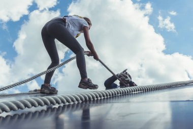 Rostov-on-Don / Rusya - Nisan 2018: organize takım ahşap yapılar ile zor arazi engelleri ile kum üzerinde çalıştırmak