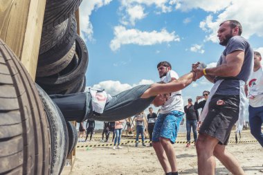 Rostov-on-Don / Rusya - Nisan 2018: organize takım ahşap yapılar ile zor arazi engelleri ile kum üzerinde çalıştırmak