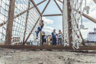 Rostov-on-Don / Rusya - Nisan 2018: organize takım ahşap yapılar ile zor arazi engelleri ile kum üzerinde çalıştırmak